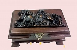 TB-21 R ( Elephant ) Wooden Turtle leg box with Resin Elephants on top. The tone of the wood and the style of the Resin can vary, unless custom ordered .
