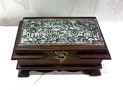 TB-21 N (แผ่นโลหะสีขาว) กล่องไม้ขาเต่า พร้อมแผ่นโลหะเต็มด้านบน โทนสีของไม้และรูปแบบของแผ่นโลหะอาจแตกต่างกันไป เว้นแต่จะสั่งทำพิเศษ